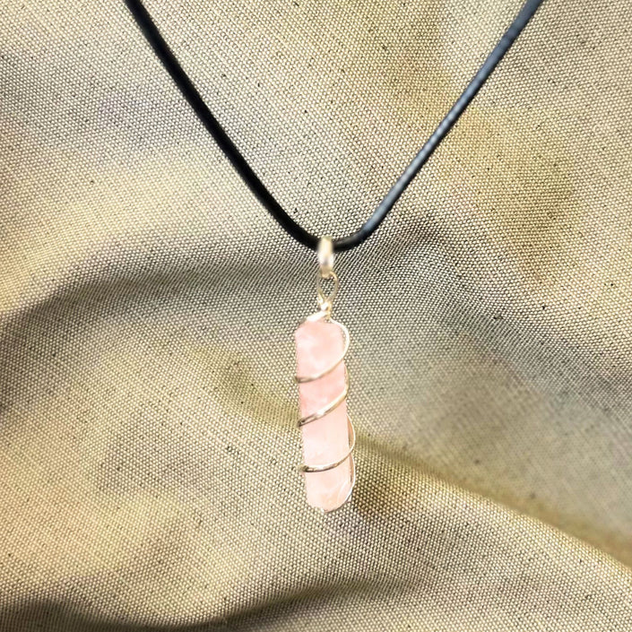 Colgante Barra con Espiral de Cuarzo Rosa