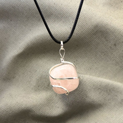 Colgante Núcleo Vital con Espiral de Cuarzo Rosa