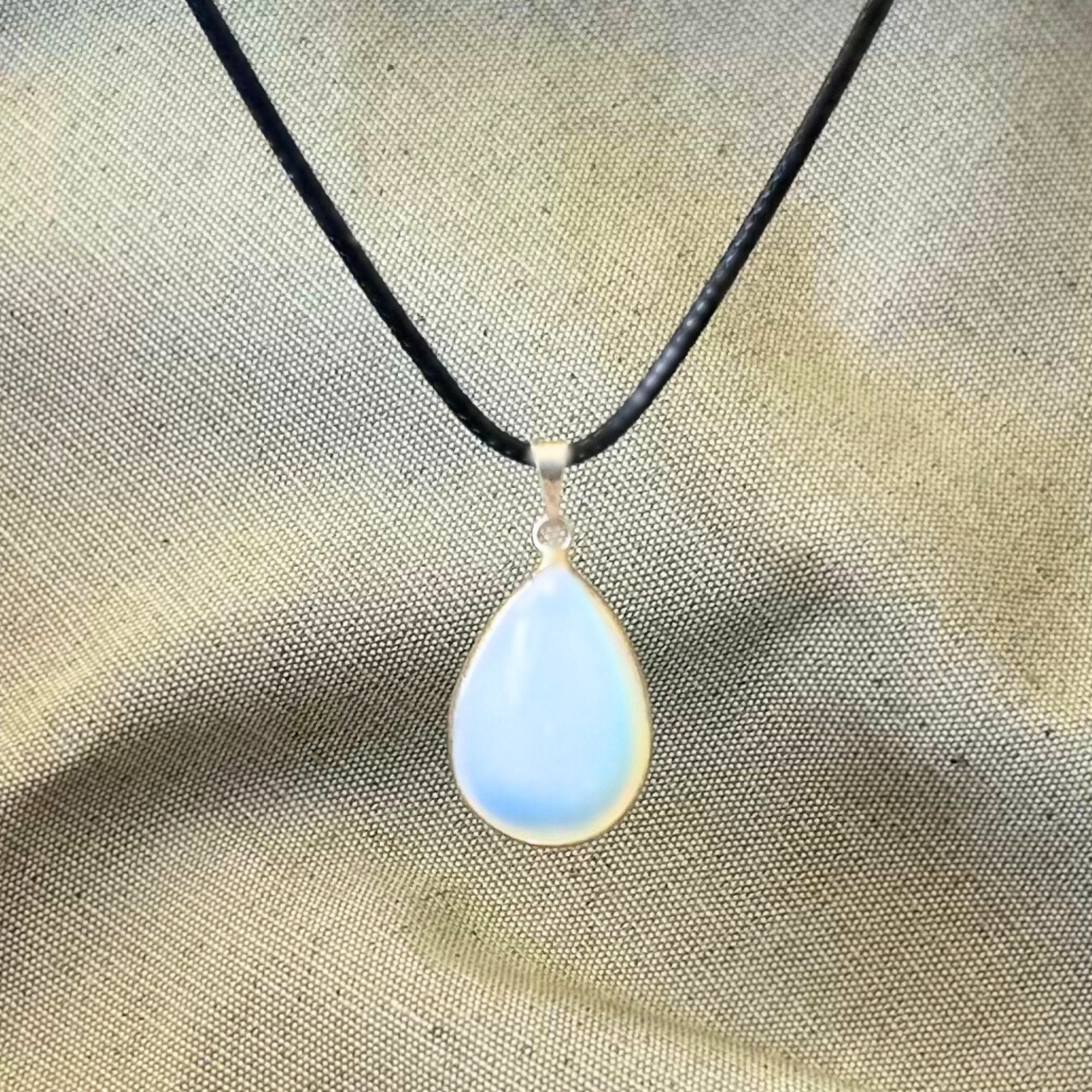 Colgante Gota Pulida Opalina