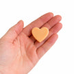 Wax melt Tierra de Oro en forma de corazón sostenido en la mano
