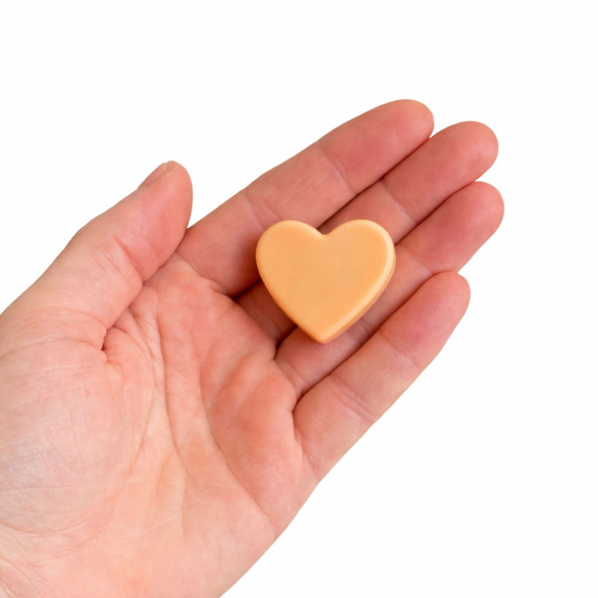 Wax melt Tierra de Oro en forma de corazón sostenido en la mano