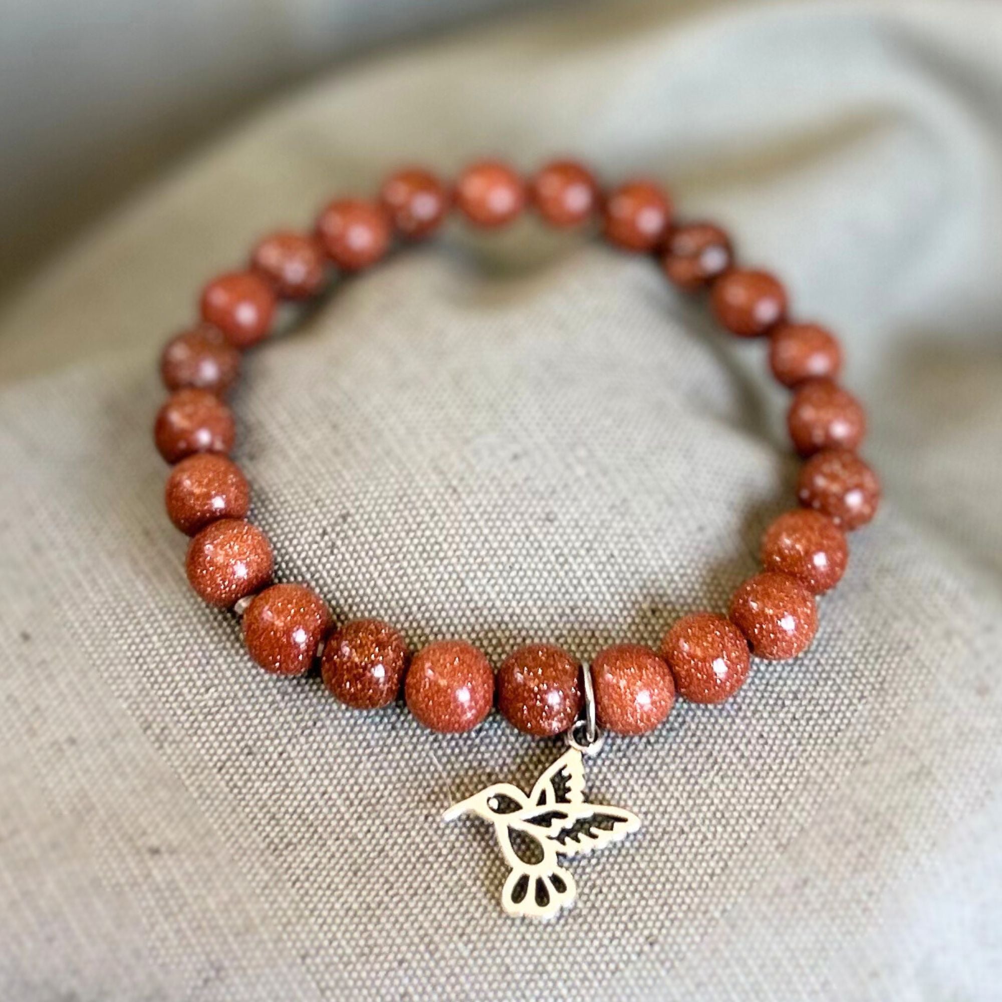 Pulsera Goldstone con Charm Colibrí