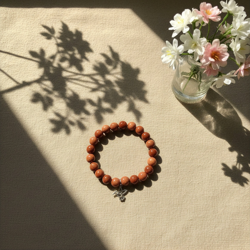 Pulsera Goldstone con Charm Colibrí